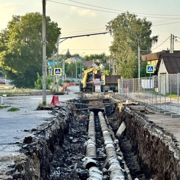 На улице Пожарского в Липецке уже неделю реконструируют теплотрассу