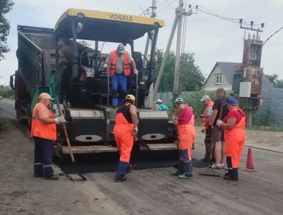 ремонт дорог адм (2) В районе СНТ «Тракторостроитель» и им. Мичурина обновляют дорогу