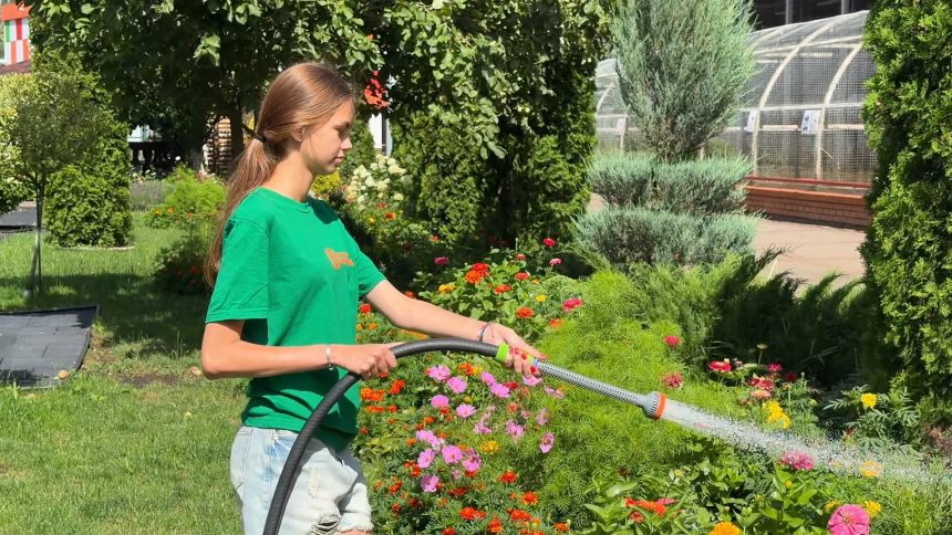 22 школьника этим летом работают в «Липецком зоопарке»