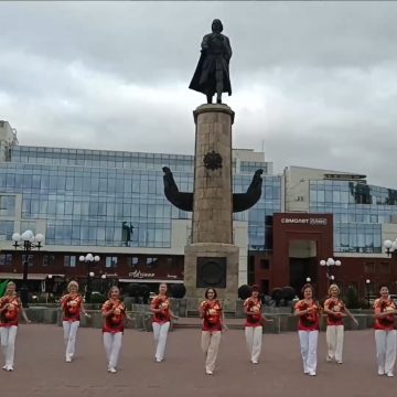 стопкадр Сеньоры танцуя прошли по Липецку