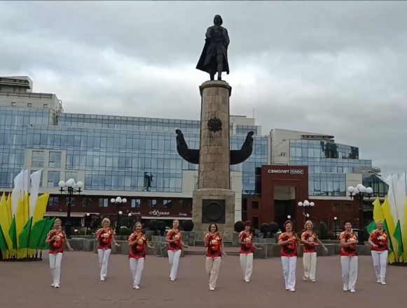 стопкадр Сеньоры танцуя прошли по Липецку