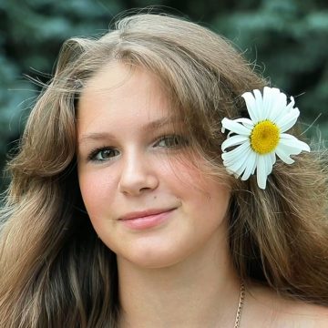 студентка ранхигс с ромашкой Преподаватели и студенты Липецкого РАНХиГС снялись в милом ролике ко Дню семьи