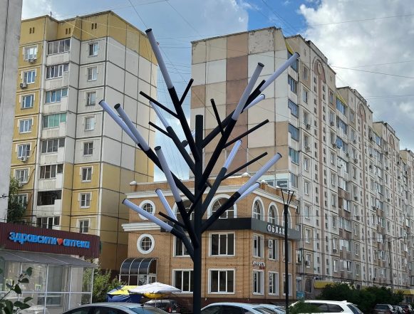 Пешеходную зону на Стаханова в Липецке украсили световыми деревьями
