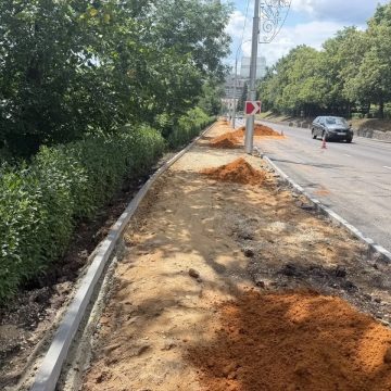 На Петровском спуске в Липецке обновляют плитку пешеходной дорожки