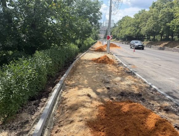 На Петровском спуске в Липецке обновляют плитку пешеходной дорожки
