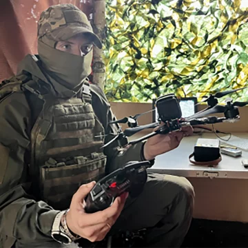 Ученик вечерней школы выполняет фигуры высшего пилотажа «кобру» и «бочку»