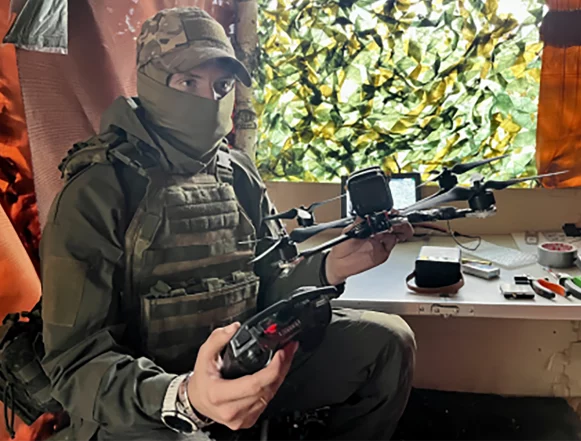 оператор дрона рг Ученик вечерней школы выполняет фигуры высшего пилотажа «кобру» и «бочку»