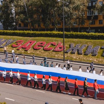 30-метровый триколор пронесли по центральным улицам Липецка