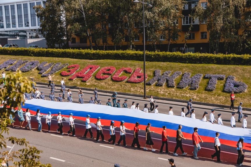 30-метровый триколор пронесли по центральным улицам Липецка