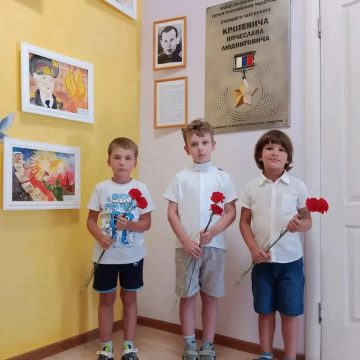 9ae38eba-1cfd-46b5-a062-d607e8b1904d В липецком детсаду открыли мемориальную доску в память о летчике