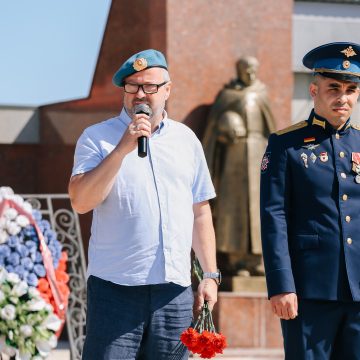 На митинг в честь ВДВ в Липецке мэр Михаил Щербаков пришёл в голубом берете