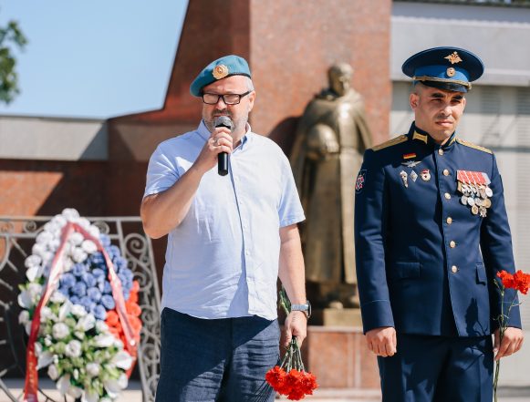 На митинг в честь ВДВ в Липецке мэр Михаил Щербаков пришёл в голубом берете