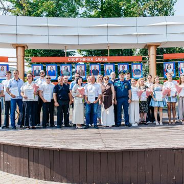 У стадиона «Металлург» в Липецке обновили портреты спортивной Доски почёта