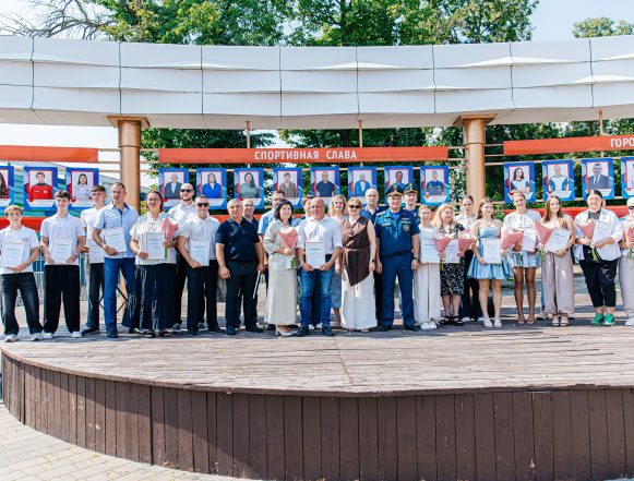 доска почёта спорт пресс адм (5) У стадиона «Металлург» в Липецке обновили портреты спортивной Доски почёта