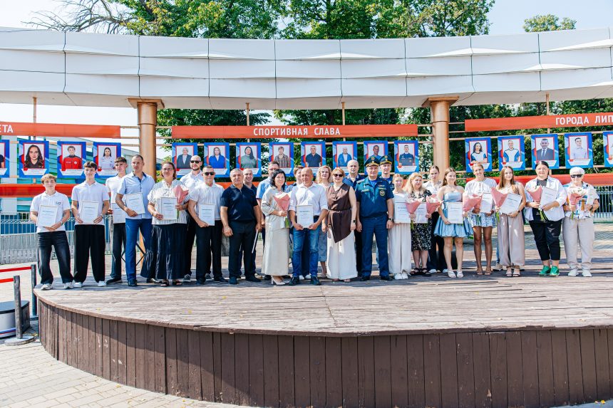 доска почёта спорт пресс адм (5) У стадиона «Металлург» в Липецке обновили портреты спортивной Доски почёта