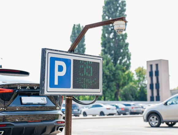 Незаконную парковку авто в Липецке фиксируют «ДОЗОРом»