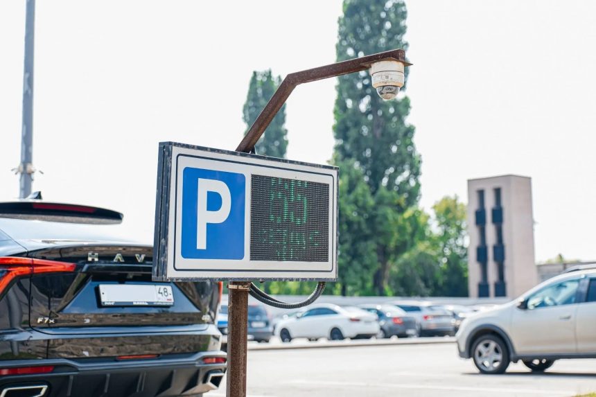 Незаконную парковку авто в Липецке фиксируют «ДОЗОРом»