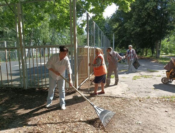 На площадках на улице 8 Марта в Липецке провели субботник 