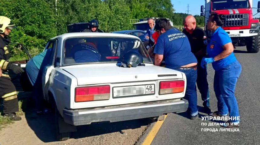 Водитель легковушки оказался зажатым в авто после ДТП на дамбе в Липецке