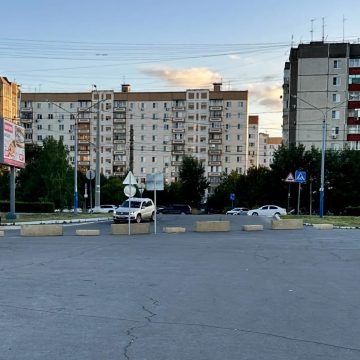 парковка у линии адм (2) В Липецке въезды на парковку у Линии перекрыли бетонными блоками