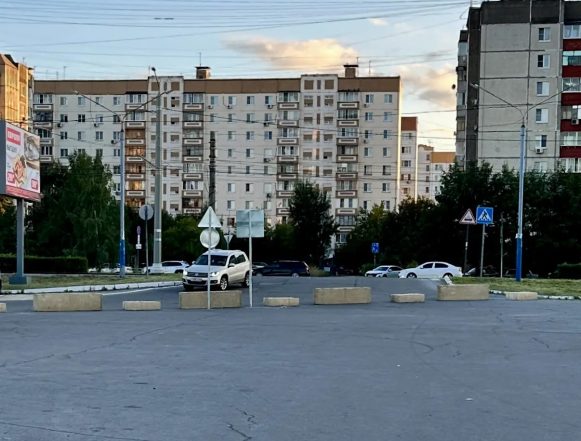 парковка у линии адм (2) В Липецке въезды на парковку у Линии перекрыли бетонными блоками