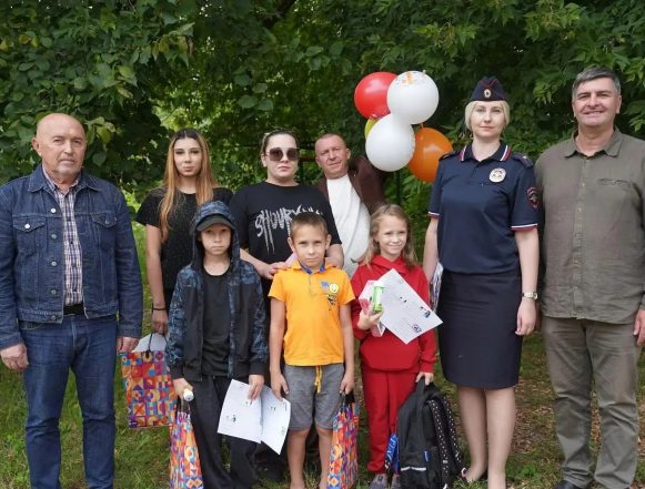 подрки к школе умвд (4) Липецкие полицейские подарили детям портфели с «пятерками»