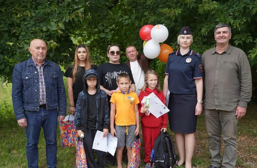подрки к школе умвд (4) Липецкие полицейские подарили детям портфели с «пятерками»