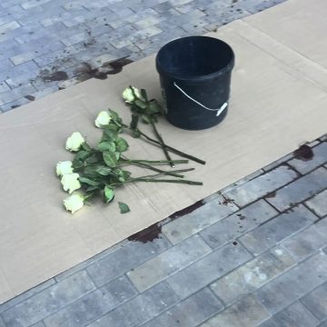 На месте гибели парня в ЖК «Парус» в Липецке возник стихийный мемориал