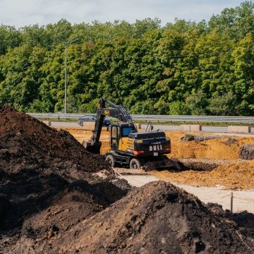 Земляные работы ведутся на месте стройки новой дороги к Елецкому шоссе в Липецке