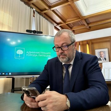 cb3708eb-9f3a-4a31-832b-80690b7287e7 Мэр Липецка проголосовал из своего рабочего кабинета