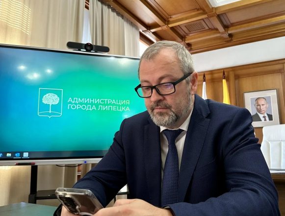 cb3708eb-9f3a-4a31-832b-80690b7287e7 Мэр Липецка проголосовал из своего рабочего кабинета