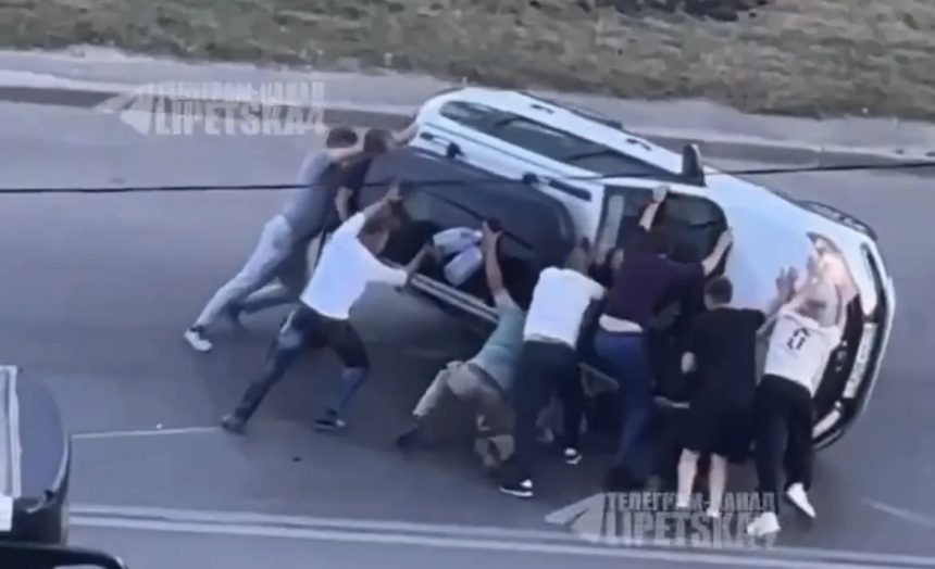 Легковушка перевернулась набок на 4-летнюю девочку в Липецке