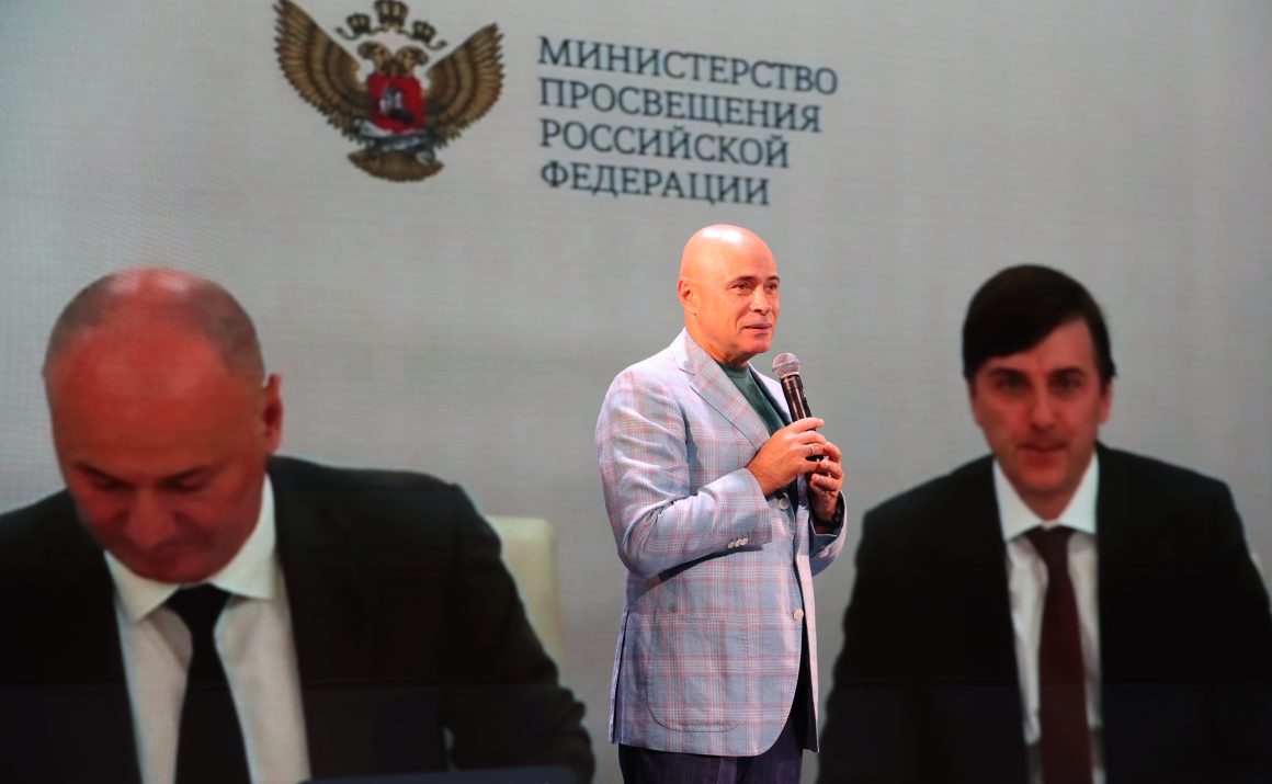 артамонов
