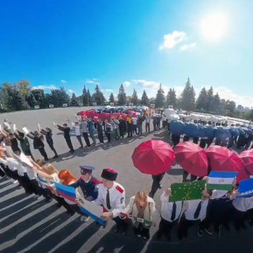 В честь воссоединения России с двумя республиками и двумя областями липчане раскрыли зонтики трёх цветов