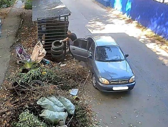 Двух липчан сняла камера за незаконным выбросом автопокрышек