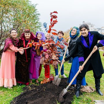 323A9964 Дубовую аллею в Липецке высаживали тремя местными театрами и приглашёнными гостями