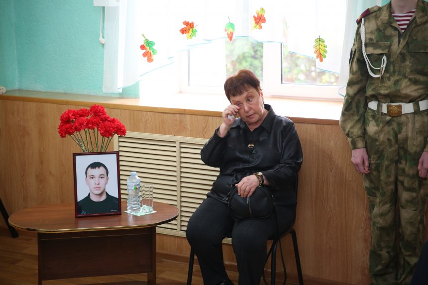 В Доме детского творчества в Липецке открыли памятный стенд в честь героя СВО