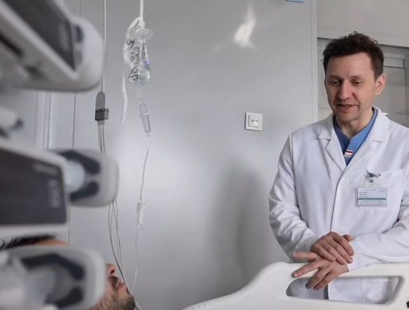 чавиыуякмиаыямкфя Липецкие врачи спасли 25-летнего парня с осколком от БПЛА в сердце: он дал комментарий на видео