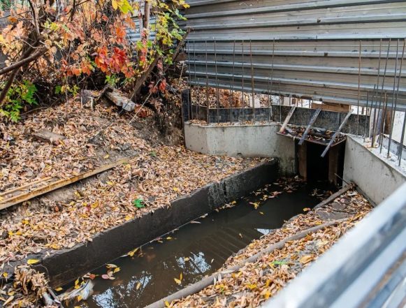Жители частных домов на улице Фрунзе опасаются подтоплений из-за водоотводных лотков новостройки