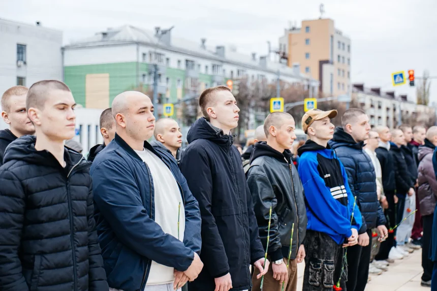 Группу липчан торжественно отправили на срочную службу с площади Героев