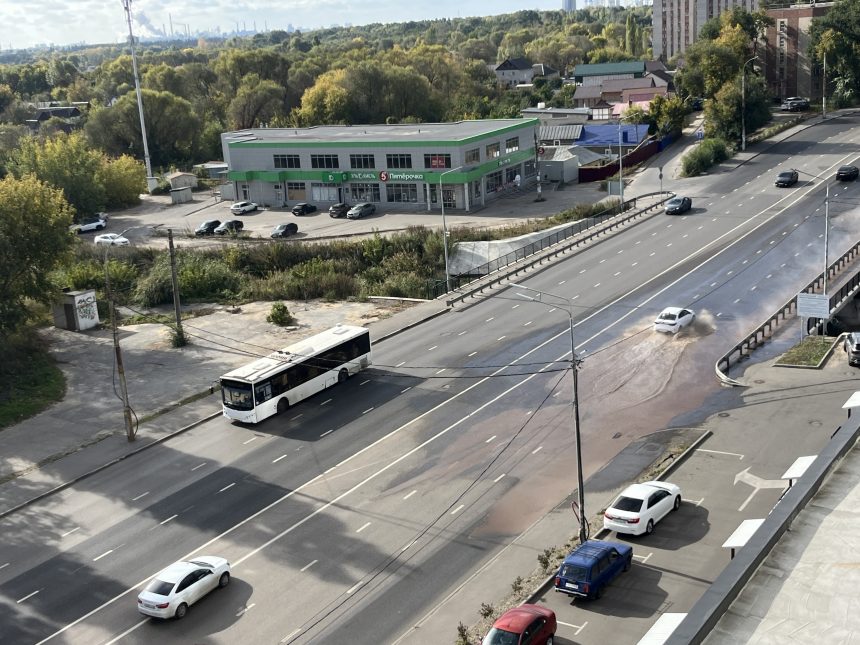 В районе моста на Студёновской в Липецке фонтанирует горячая вода