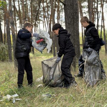В поддержку семей с особенными детьми в Липецке устроили субботник на Силикатных озёрах
