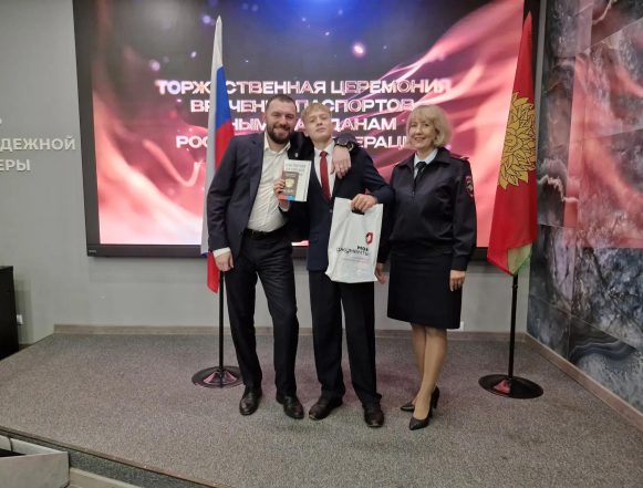 Вице-губернатор Липецкой области Роман Балашов торжественно вручил первые паспорта